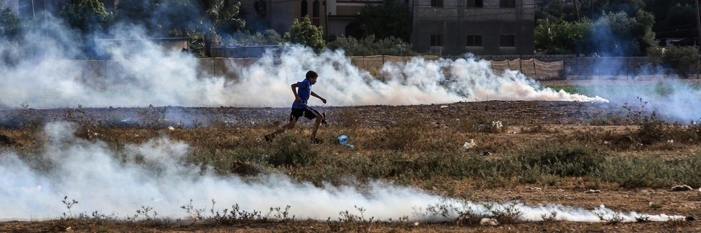 팔레스타인 폭도들이 이스라엘-가자 국경 장벽에서 시위를 벌이고 있다.
